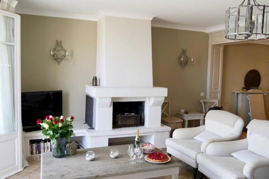 Bord De Mer - Ac, Wifi, Chic, Sea View, Beach 2 Minutes Walk Antibes Bagian luar foto