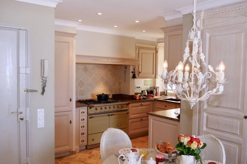Bord De Mer - Ac, Wifi, Chic, Sea View, Beach 2 Minutes Walk Antibes Bagian luar foto