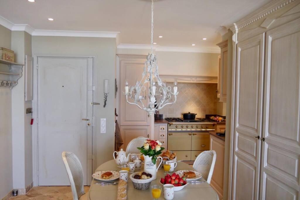 Bord De Mer - Ac, Wifi, Chic, Sea View, Beach 2 Minutes Walk Antibes Bagian luar foto